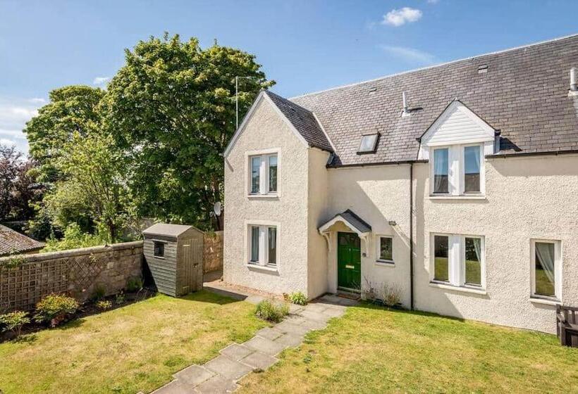 Abbey Villa   Stylish House   Central With Parking