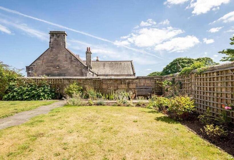 Abbey Villa   Stylish House   Central With Parking