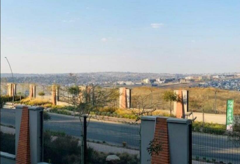 צימר Sleep And Go Luxury Tintswalo Nest