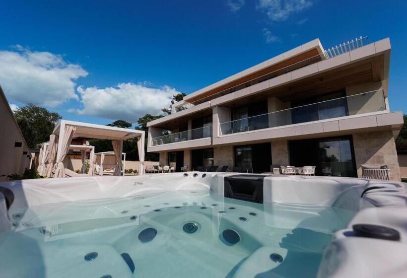 Gold Wave Apartments