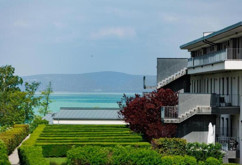 Gold Wave Apartments