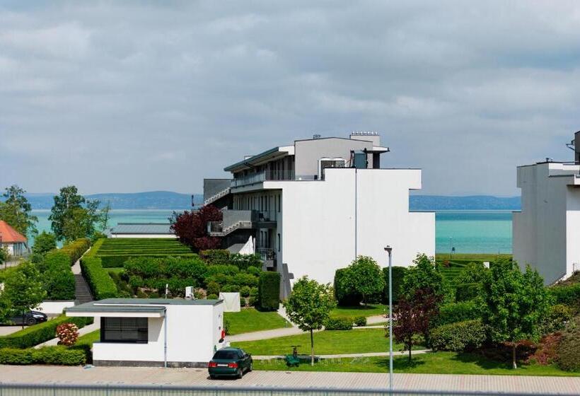 Gold Wave Apartments