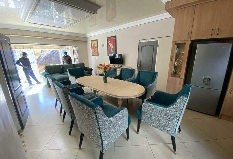 פנסיון Menlyn Mews Guesthouse