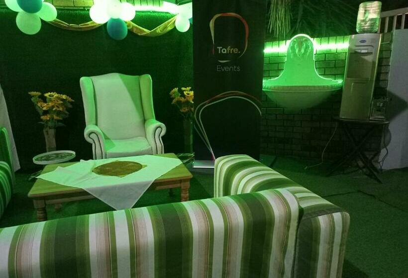 פנסיון Menlyn Mews Guesthouse