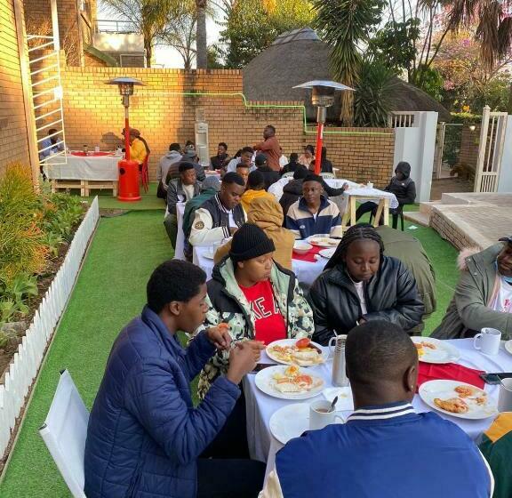 פנסיון Menlyn Mews Guesthouse