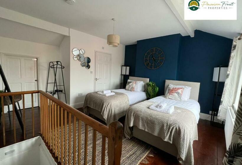 Low Rate For Winter 4 Bedroom House And 3 Baths Near City Centre Coventry With Unlimited Wi Fi