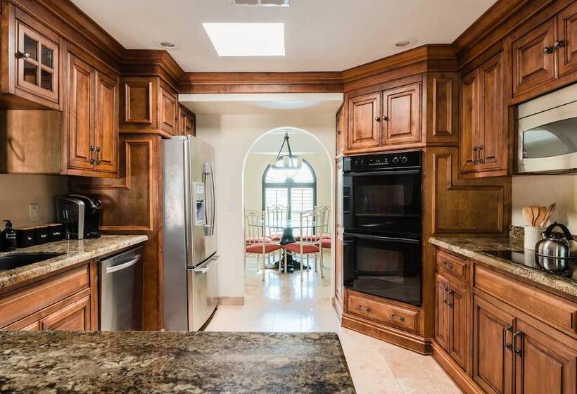 Desert Ridge By Avantstay Spacious Oasis W/ Pool & Hot Tub