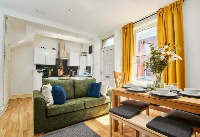 Fantastic Four Bedroom House By Purestay Short Lets & Serviced Accommodation Leeds With Parking