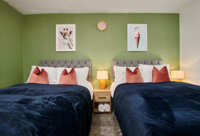 Fantastic Four Bedroom House By Purestay Short Lets & Serviced Accommodation Leeds With Parking