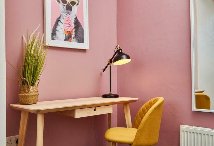 Fantastic Four Bedroom House By Purestay Short Lets & Serviced Accommodation Leeds With Parking