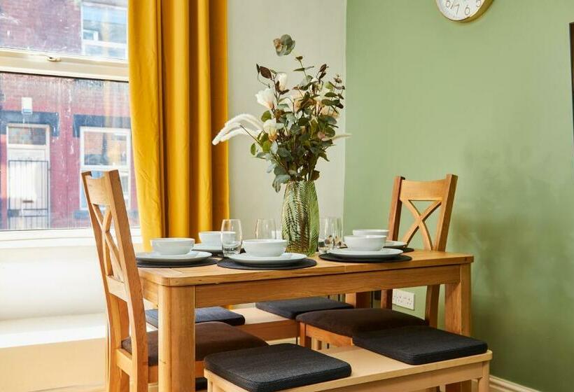 Fantastic Four Bedroom House By Purestay Short Lets & Serviced Accommodation Leeds With Parking