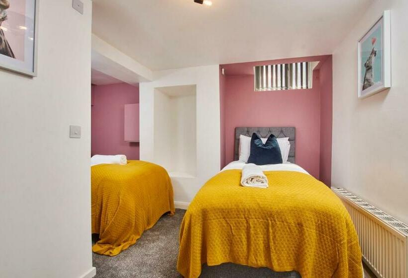 Fantastic Four Bedroom House By Purestay Short Lets & Serviced Accommodation Leeds With Parking