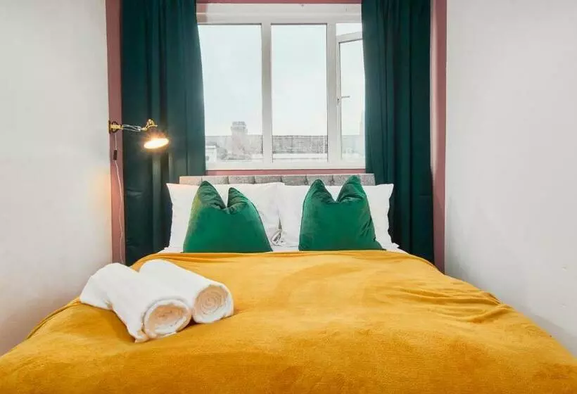 Fantastic Four Bedroom House By Purestay Short Lets & Serviced Accommodation Leeds With Parking