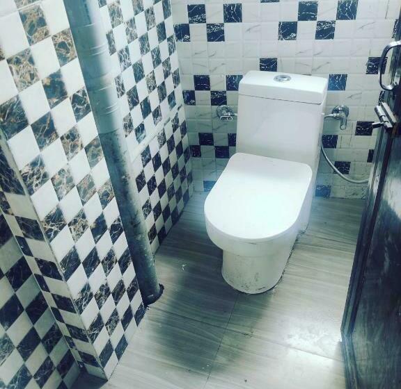 酒店 Oyo 92111 Helooeesh Rooms