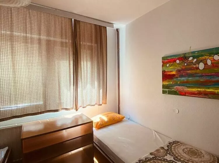 Den Hostel