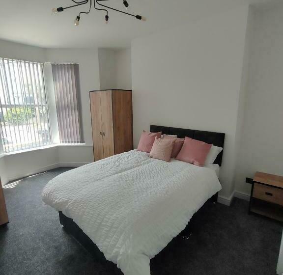 Lovely Refurbished Apartments, Morecambe Promenade