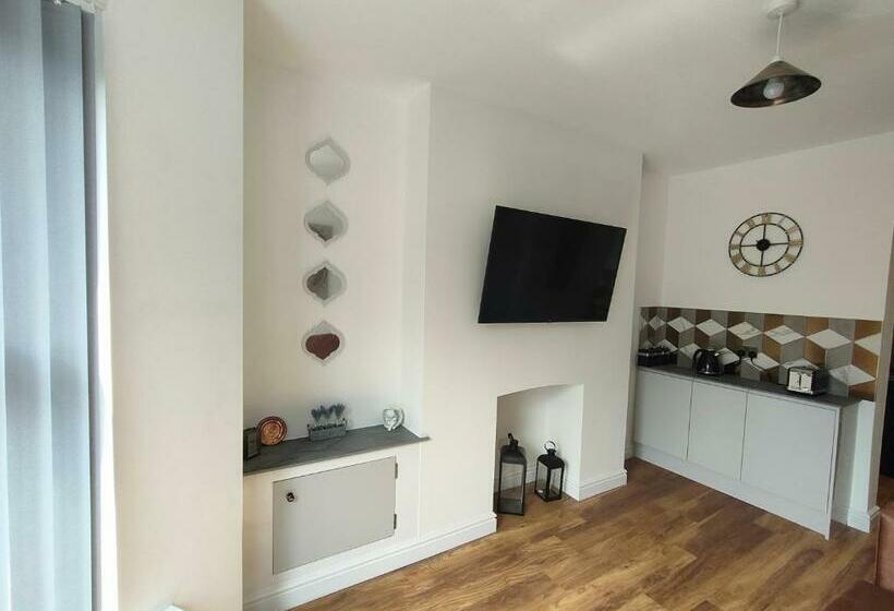 Lovely Refurbished Apartments, Morecambe Promenade