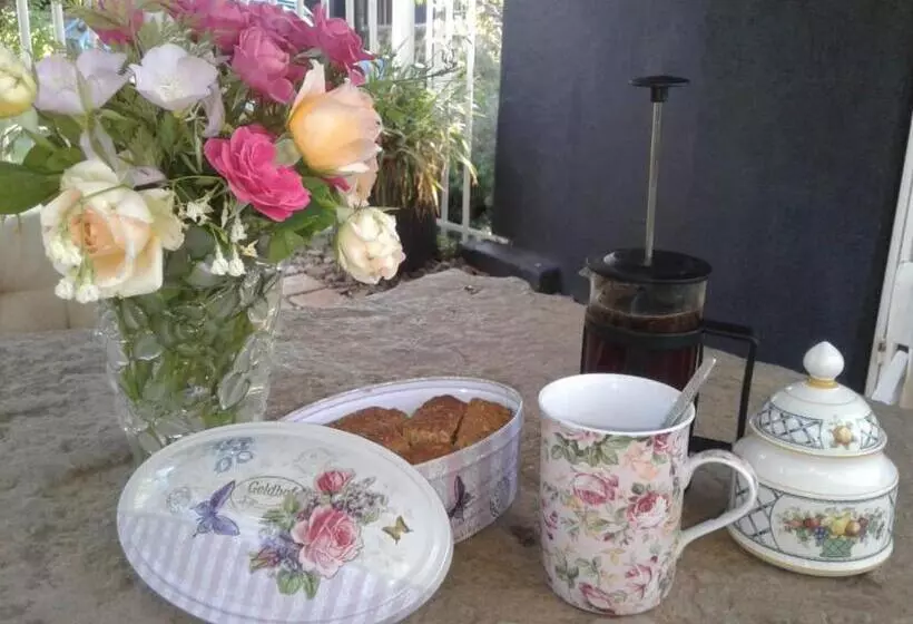 Aamiaismajoitus (B&B) Black Cottage