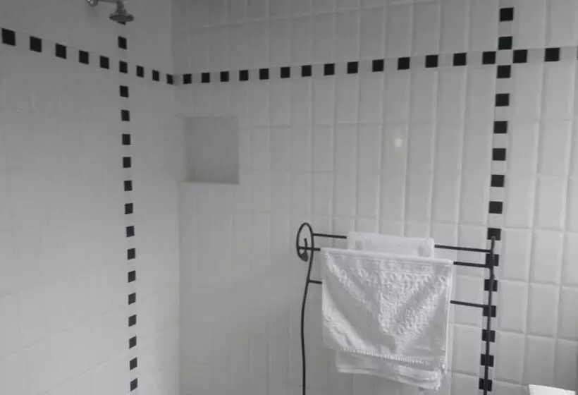 Aamiaismajoitus (B&B) Black Cottage