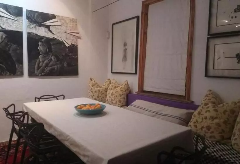 Aamiaismajoitus (B&B) Black Cottage