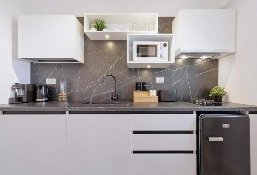 Government Deluxe Studio By Magic Apartments