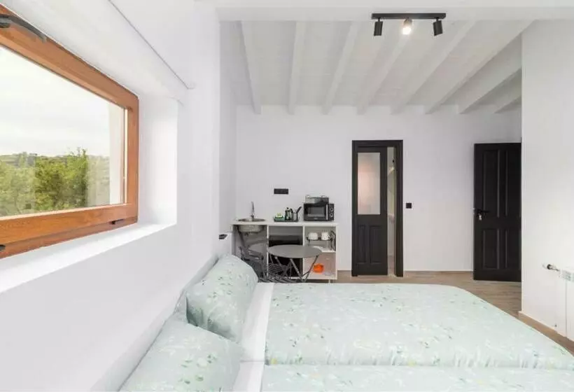 Majatalo Benedicta Familys