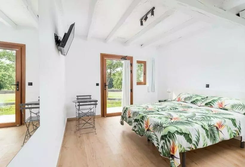 Majatalo Benedicta Familys