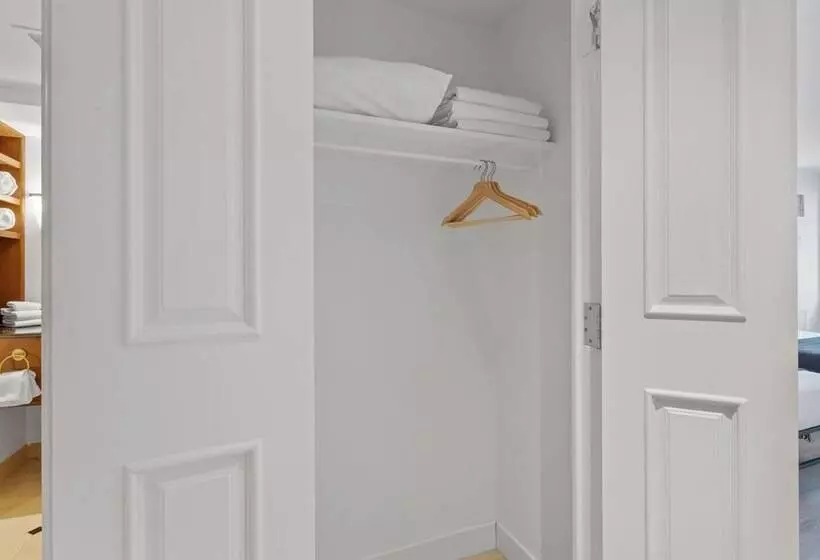 ユースホステル Beachfront Double Queen Hotel Cozysuite