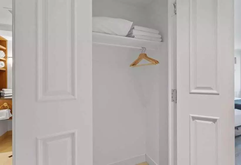 ユースホステル Beachfront Double Queen Hotel Cozysuite