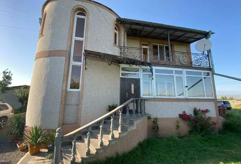 Aamiaismajoitus (B&B) Arman S House