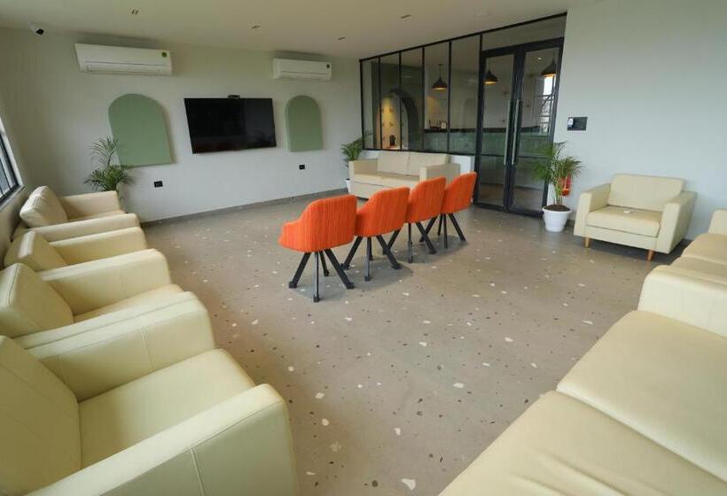 Hotelli City Express By Downtown