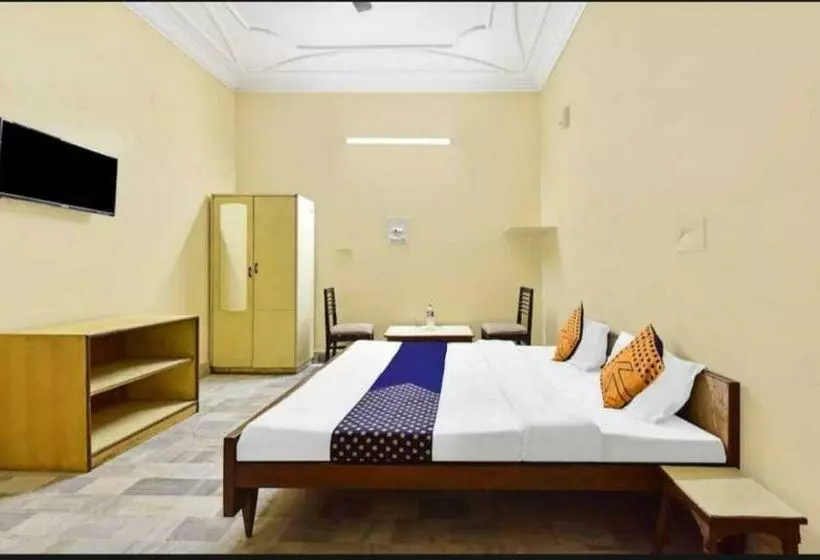 هتل Oyo 89929 Paras Villa