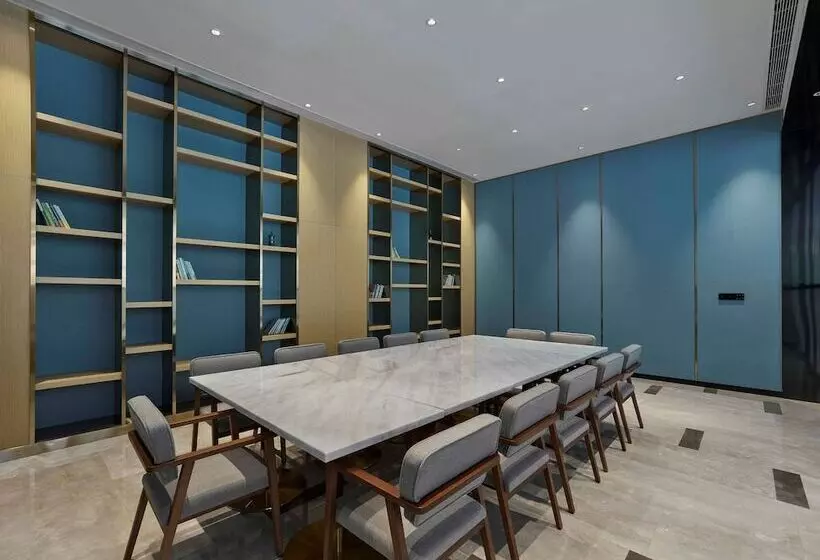 ホテル Hilton Garden Inn Lhasa