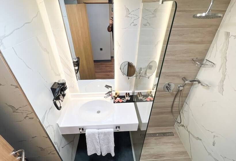 هتل Nira Boutique