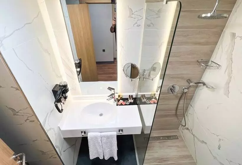 هتل Nira Boutique