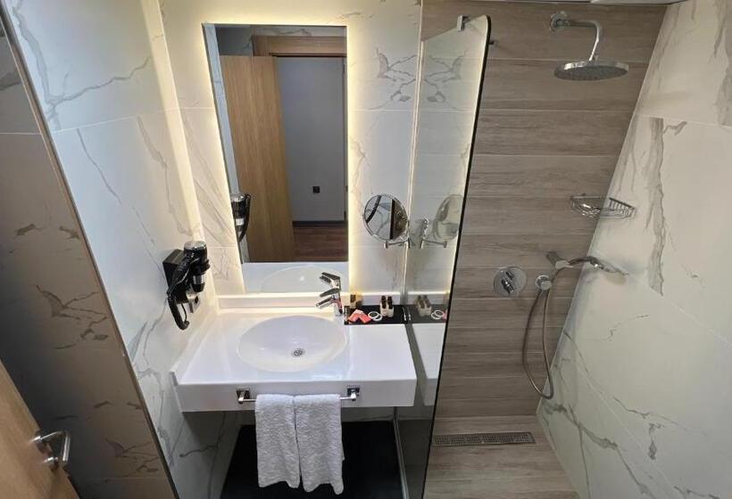 هتل Nira Boutique