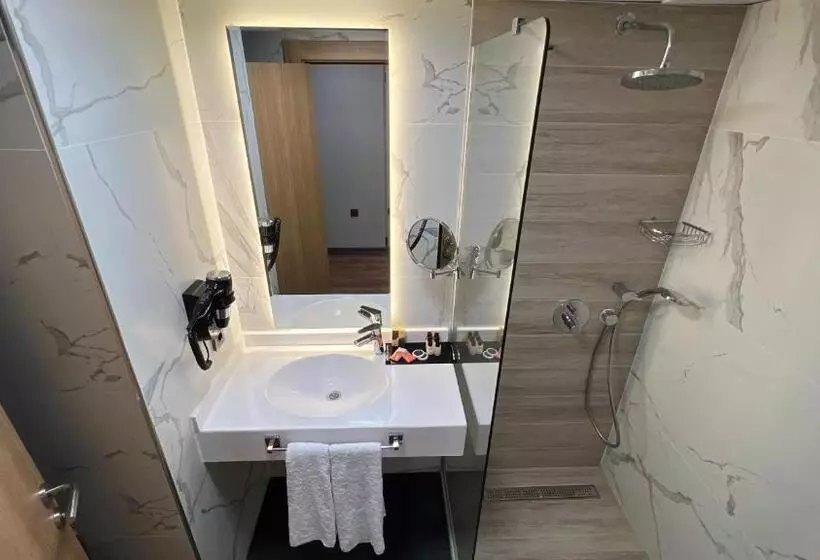 هتل Nira Boutique