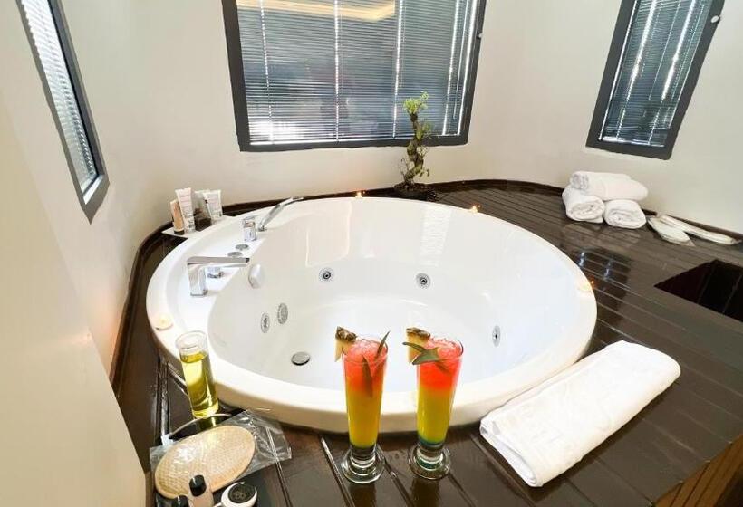 هتل Nira Boutique