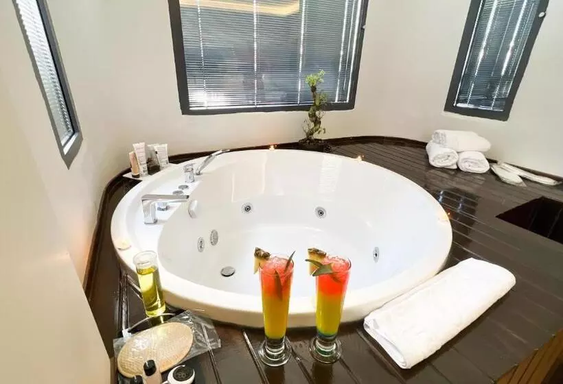 هتل Nira Boutique