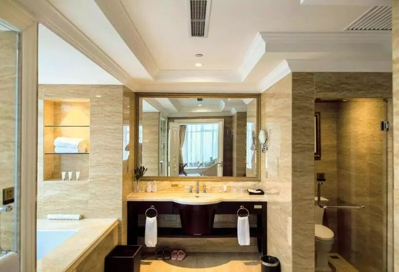 ホテル Qingdao Jinshi International