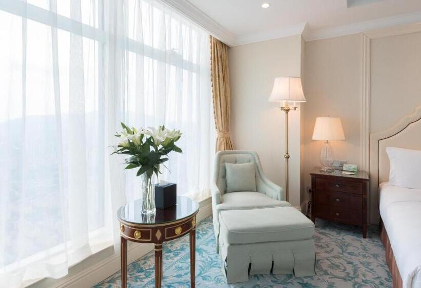 Отель Qingdao Jinshi International