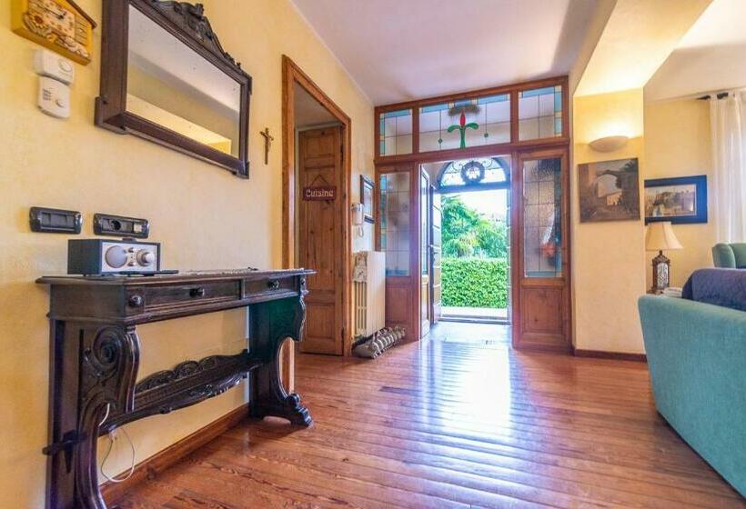 펜션 La Camelia, La Nostra Tripla Con Vista Lago, Al Secondo Piano Della Villa Isabella