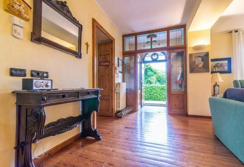 ペンション La Camelia, La Nostra Tripla Con Vista Lago, Al Secondo Piano Della Villa Isabella