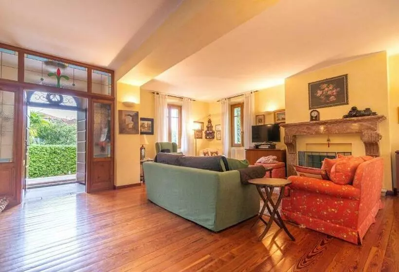 ペンション La Camelia, La Nostra Tripla Con Vista Lago, Al Secondo Piano Della Villa Isabella