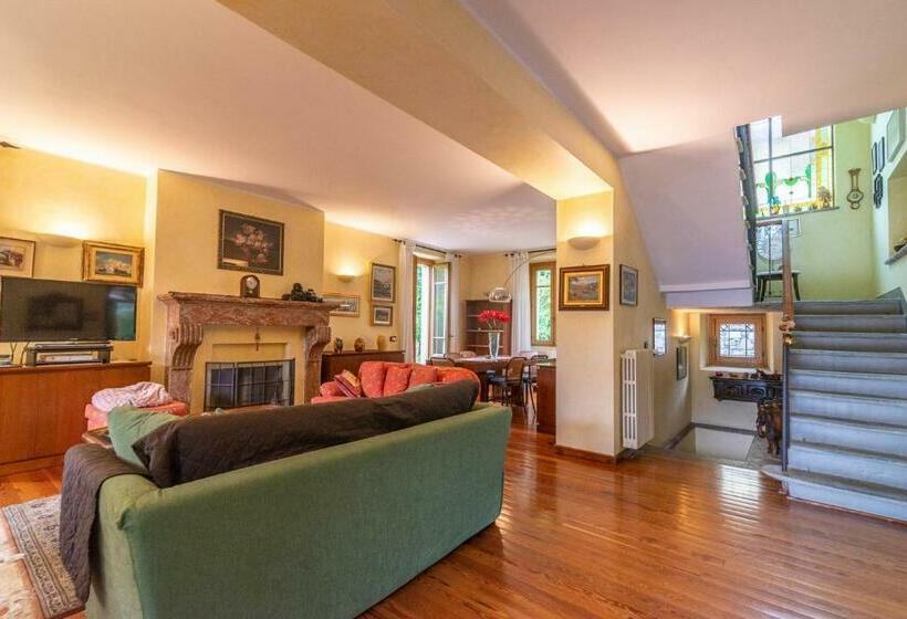 펜션 La Camelia, La Nostra Tripla Con Vista Lago, Al Secondo Piano Della Villa Isabella