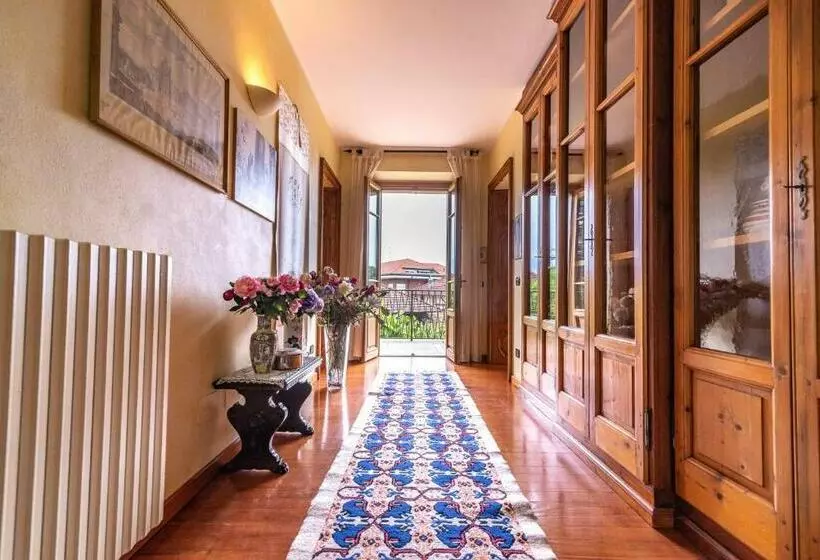 ペンション La Camelia, La Nostra Tripla Con Vista Lago, Al Secondo Piano Della Villa Isabella