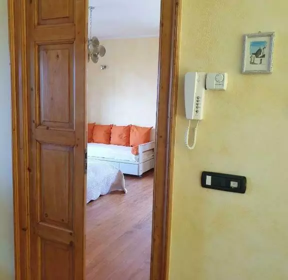 ペンション La Camelia, La Nostra Tripla Con Vista Lago, Al Secondo Piano Della Villa Isabella
