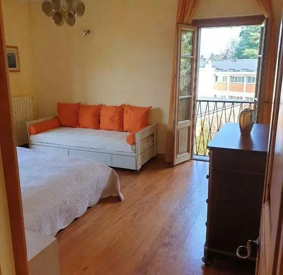 ペンション La Camelia, La Nostra Tripla Con Vista Lago, Al Secondo Piano Della Villa Isabella