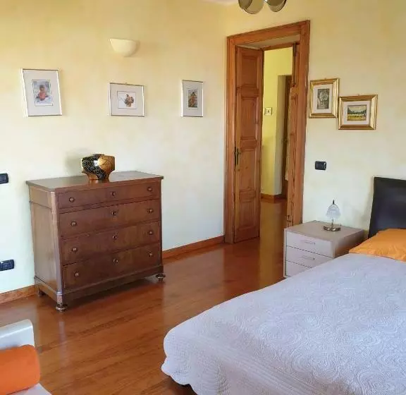 ペンション La Camelia, La Nostra Tripla Con Vista Lago, Al Secondo Piano Della Villa Isabella