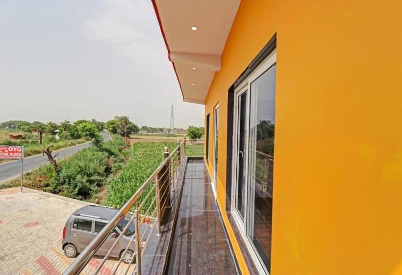 בית מלון כפרי Oyo 85578 The Royal Plaza